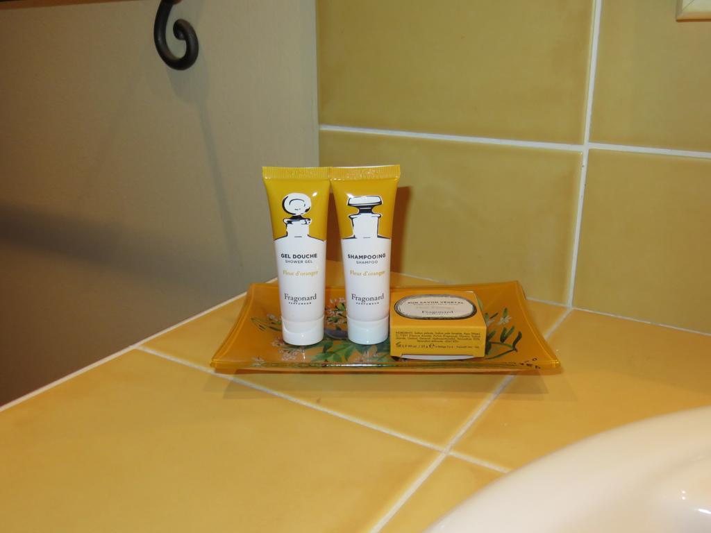 Le Clos Des Canebiers Bed and Breakfast Γκρας Δωμάτιο φωτογραφία