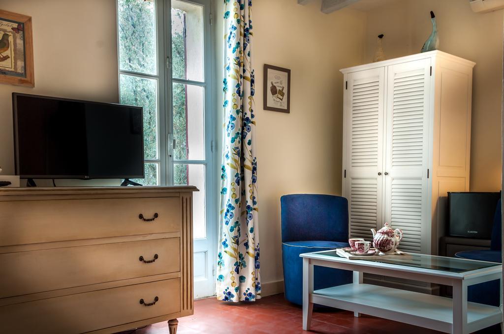 Le Clos Des Canebiers Bed and Breakfast Γκρας Δωμάτιο φωτογραφία