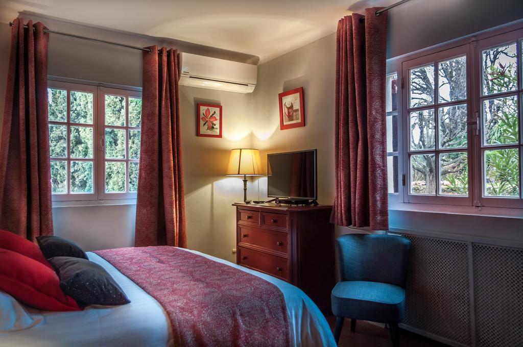 Le Clos Des Canebiers Bed and Breakfast Γκρας Δωμάτιο φωτογραφία