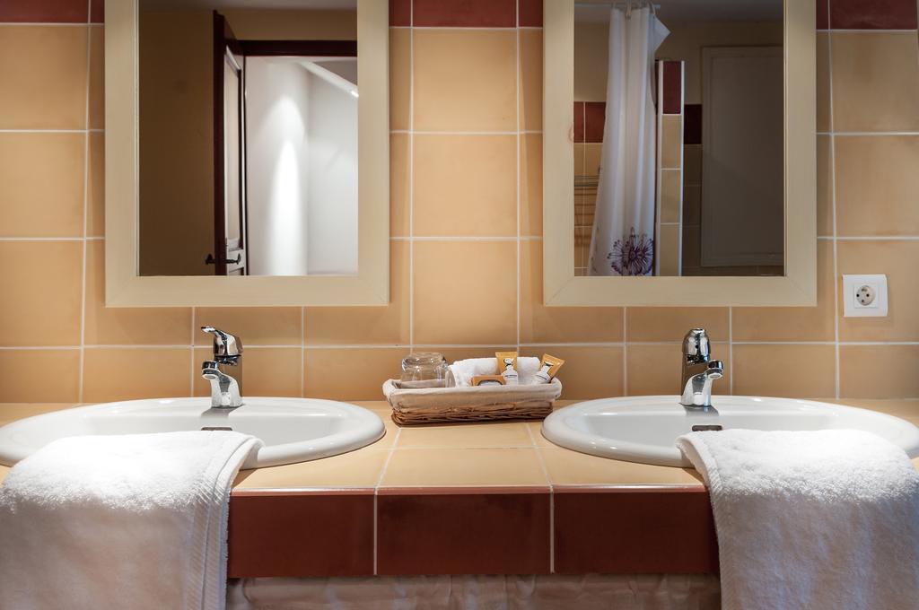 Le Clos Des Canebiers Bed and Breakfast Γκρας Δωμάτιο φωτογραφία